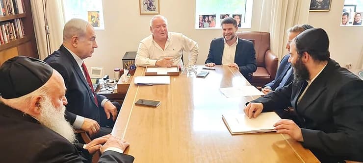 בבצ'יק (מימין) בפגישה עם בנימין נתניהו מוטי בבצ'יק (מימין) בפגישה עם בנימין נתניהו