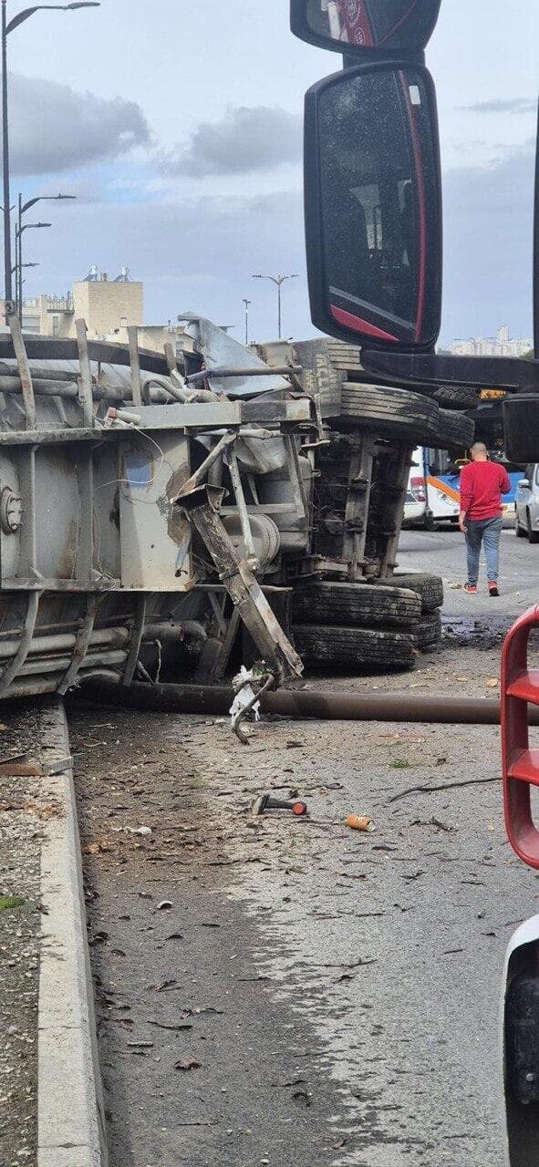 תיעוד מירושלים: מכלית דלק התהפכה מגבעה