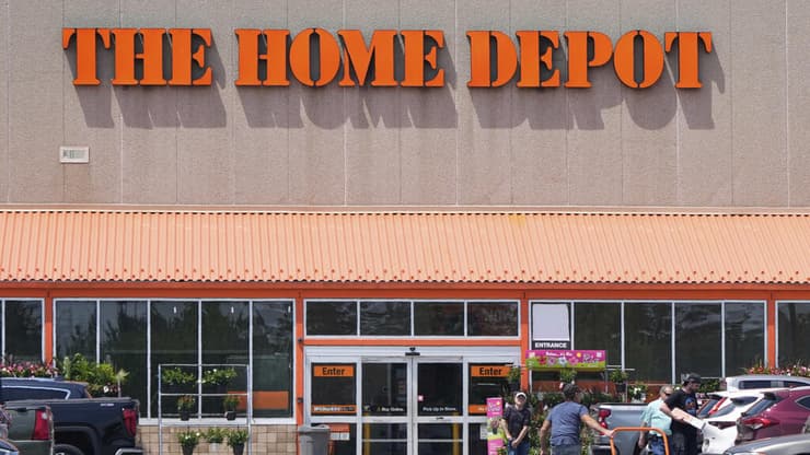 סניף של רשת Home Depot. ההנהלה טוענת לירידה בביקוש למוצרי הבית (צילום: Charles Krupa / AP) סניף של רשת Home Depot