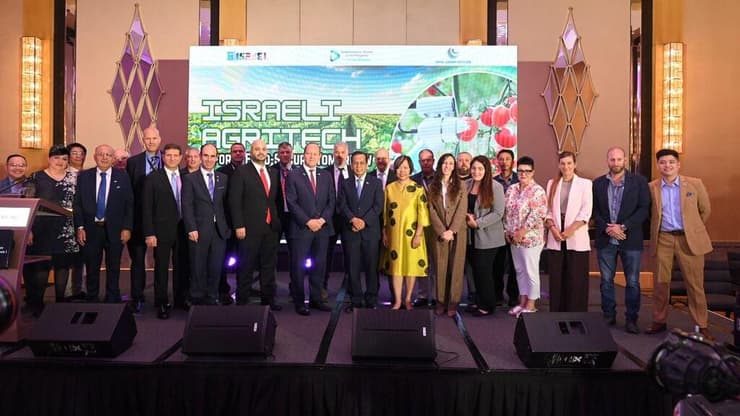 שר הכלכלה ניר ברקת בביקור בפיליפינים ביולי 2025