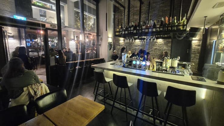 המדנה בר, בר שכונתי