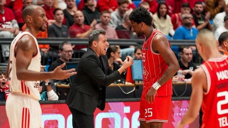 שחקן הפועל ת"א דן אוטורו עם דימיטריס איטודיס