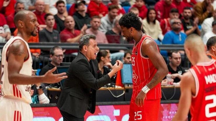 משבר? אוטורו עם דימיטריס איטודיס (צילום: הפועל "IBI" תל אביב) שחקן הפועל ת"א דן אוטורו עם דימיטריס איטודיס