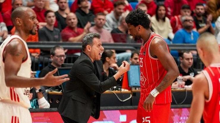 שחקן הפועל ת"א דן אוטורו עם דימיטריס איטודיס