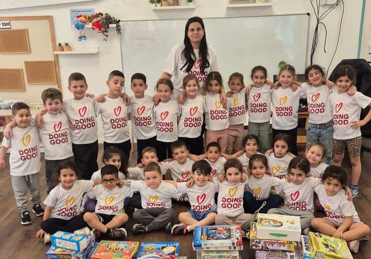ילדי "גן פלא" בראשון לציון בפעילות למשפחות נזקקות ביום מעשים טובים (באדיבות עמותת "רוח טובה" מקבוצת אריסון) ילדי גן פלא בראשון לציון בפעילות למשפחות נזקקות ב"יום מעשים טובים"