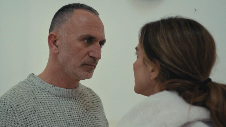 "הייתי מגיע לסדרה גם כדי לעשות ספונג'ה ולהות נערת מים". שלום מיכאלשווילי, מתוך "כל האמהות משקרות" (צילום: באדיבות כאן 11, גרין פרודקשנס וסרטי יונייטד קינג) מתוך "כל האמהות משקרות"