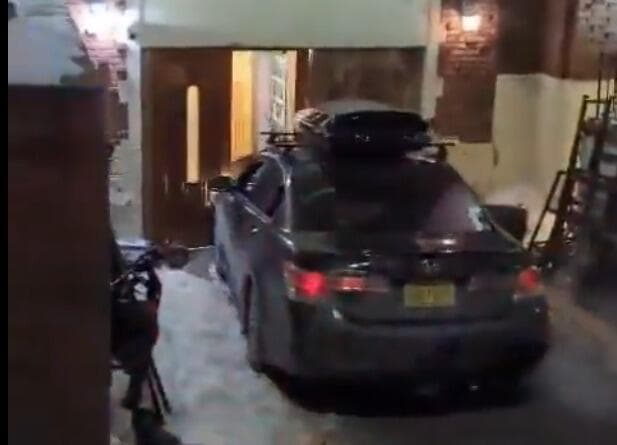 הרכב ליד הכניסה