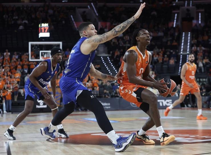 למכבי ת"א היה חסר מי שייקח על עצמו את המשחק. איפה לונדברג מול ברנקו באדיו (צילום: Miguel Ángel Polo) שחקן מכבי ת"א איפה לונדברג מול שחקן ולנסיה ברנקו באדיו