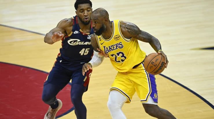 לברון ג'יימס מול דונובן מיטשל (רויטרס) לברון ג'יימס מול דונובן מיטשל