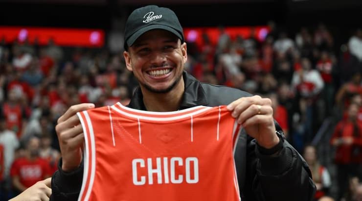 צ'יקו עם חולצת הסל