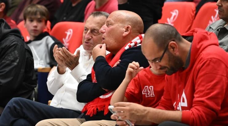 חולדאי צופה במשחק של הפועל ת"א