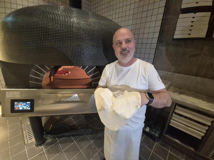 ניר פרץ ליד התנור