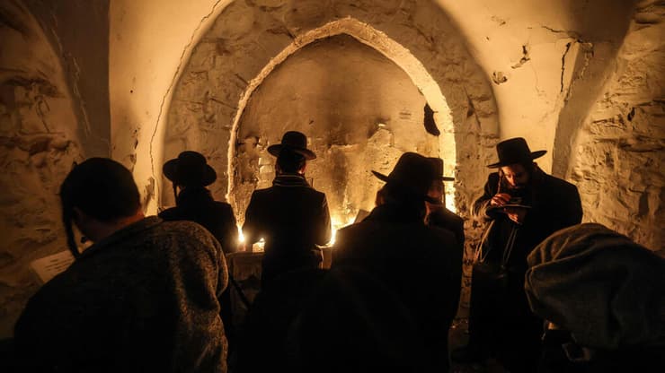 בהתחלה המתפללים הגיעו רק בשעות הלילה. קבר יוסף (צילום: Menahem KAHANA / AFP) קבר יוסף