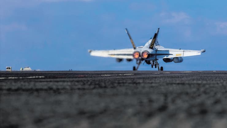 בואינג EA-18G גראולר, מטוס קרב של הצי האמריקאי ממריא מנושאת המטוסים לינקולן (צילום: Seaman Daniel Kimmelman/U.S. Navy/AP) בואינג EA-18G גראולר, מטוס קרב של הצי האמריקאי ממריא מנושאת המטוסים לינקולן