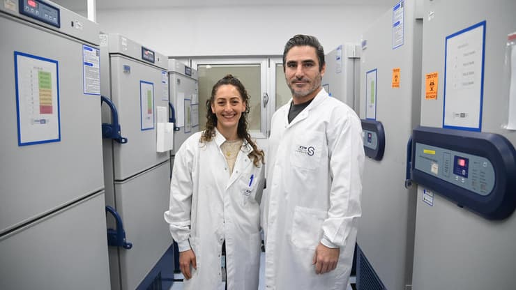 ד"ר רון בורשטיין וד"ר אילת די סגני בחדר המקפיאים