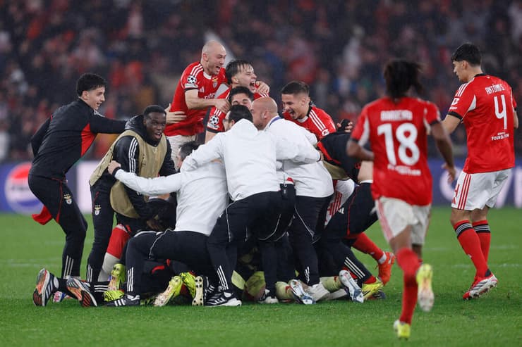 שחקני בנפיקה צוהלים בסיום