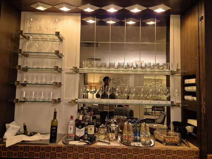 מבחר נאה של אלכוהול בטרקלין העסקי