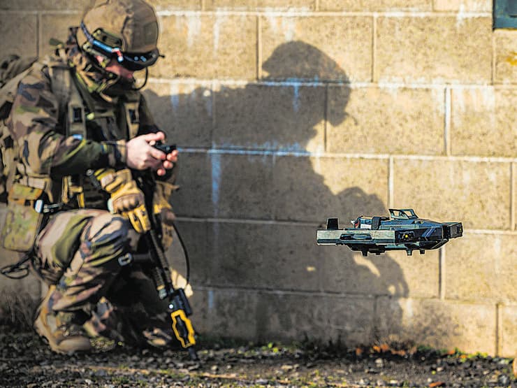 המטרה: לשלוט ברחפן בלי להשתמש בידיים (צילום: Chris Winter) חייל מפעיל רחפן