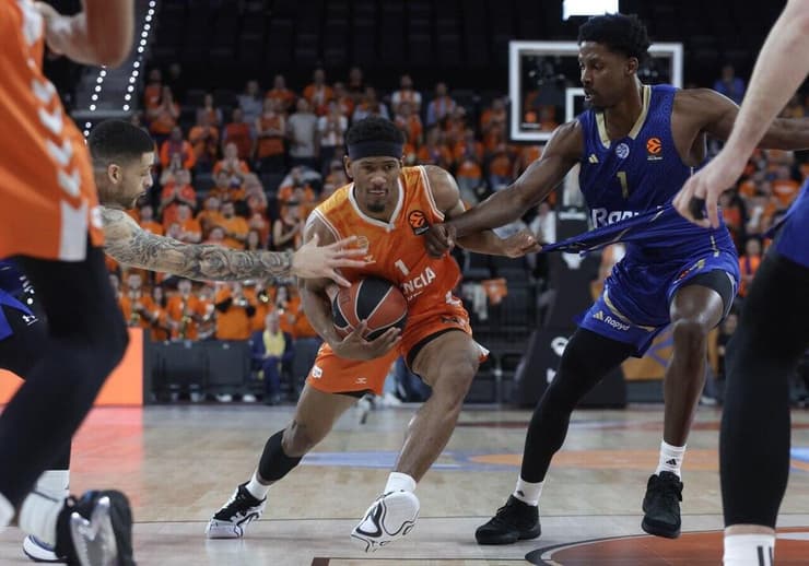 שחקן מכבי ת"א ג'יילן הורד מול שחקן ולנסיה קמרון טיילור