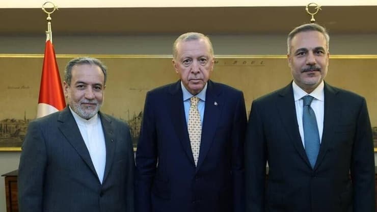 שר החוץ האיראני עבאס עראקצ'י עם הנשיא ארדואן ושר החוץ הטורקי האקאן פידאן