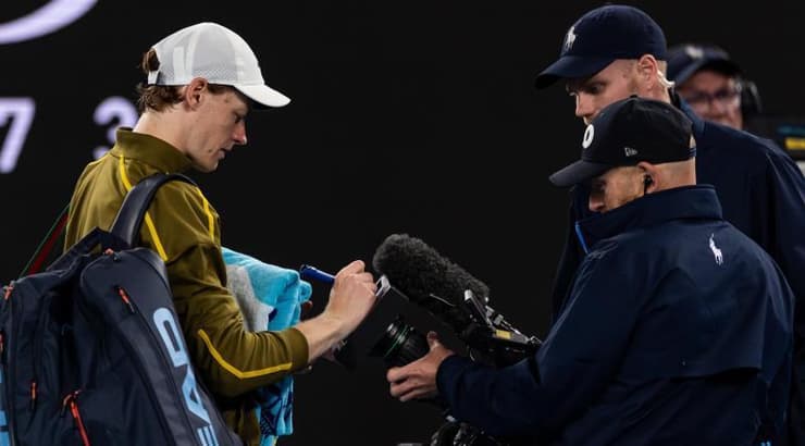 יאניק סינר חותם