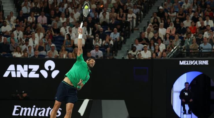 נובאק ג'וקוביץ' חובט