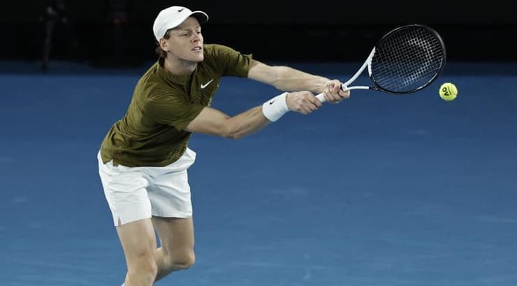 יאניק סינר בפעולה