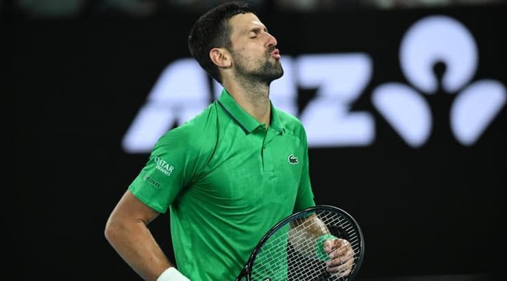 נובאק ג'וקוביץ' לוקח אוויר