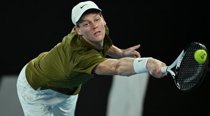 יאניק סינר מתאמץ