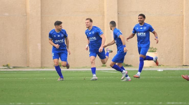 שחקני הפועל עכו חוגגים (חג'אג' רחאל) שחקני הפועל עכו חוגגים