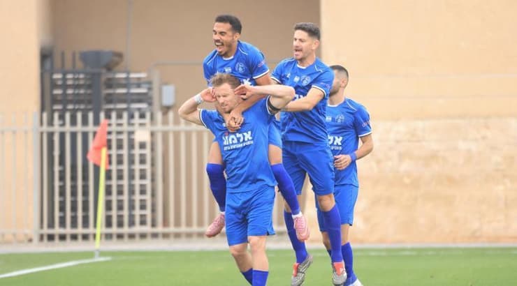 שחקני הפועל עכו חוגגים (חג'אג' רחאל) שחקני הפועל עכו חוגגים