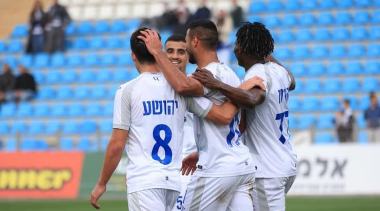 שחקני מכבי פתח תקווה חוגגים (חג'אג' רחאל) שחקני מכבי פתח תקווה חוגגים