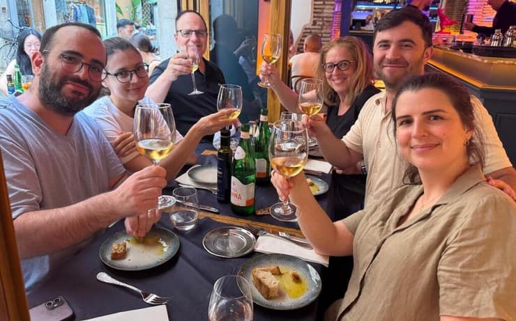 פרופ' אבי אלמוזלינו ומשפחתו. מימין: בתו יולי אלמוזלינו, איג'י קאהן-גפן (בעלה של בתו), אשתו נעמי זיגל-אלמוזלינו, אבי אלמוזלינו, אנה מוסקוביץ (אשת בנו) ובנו אדם אלמוזלינו