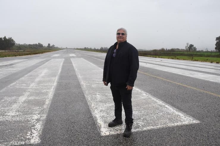 אוחנה על המסלול (צילום: אביהו שפירא) שדה התעופה בקריית שמונה