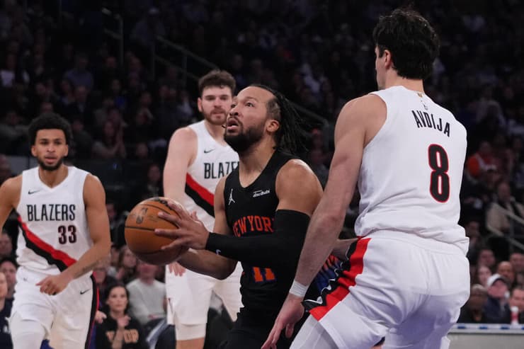 אבדיה צופה בברנסון בדרך לסל, הלילה מול ניו יורק (צילום: AP Photo/Frank Franklin II) ברונסון