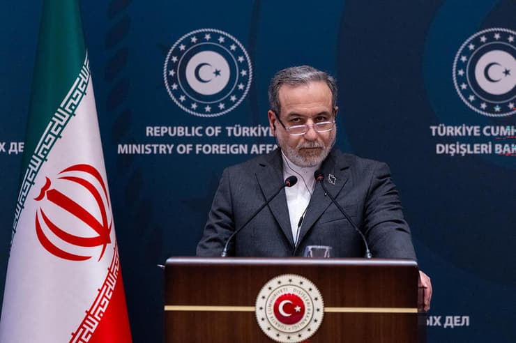 שר החוץ של איראן עבאס עראקצ'י במסיבת עיתונאים ב טורקיה איסטנבול 30 בינואר