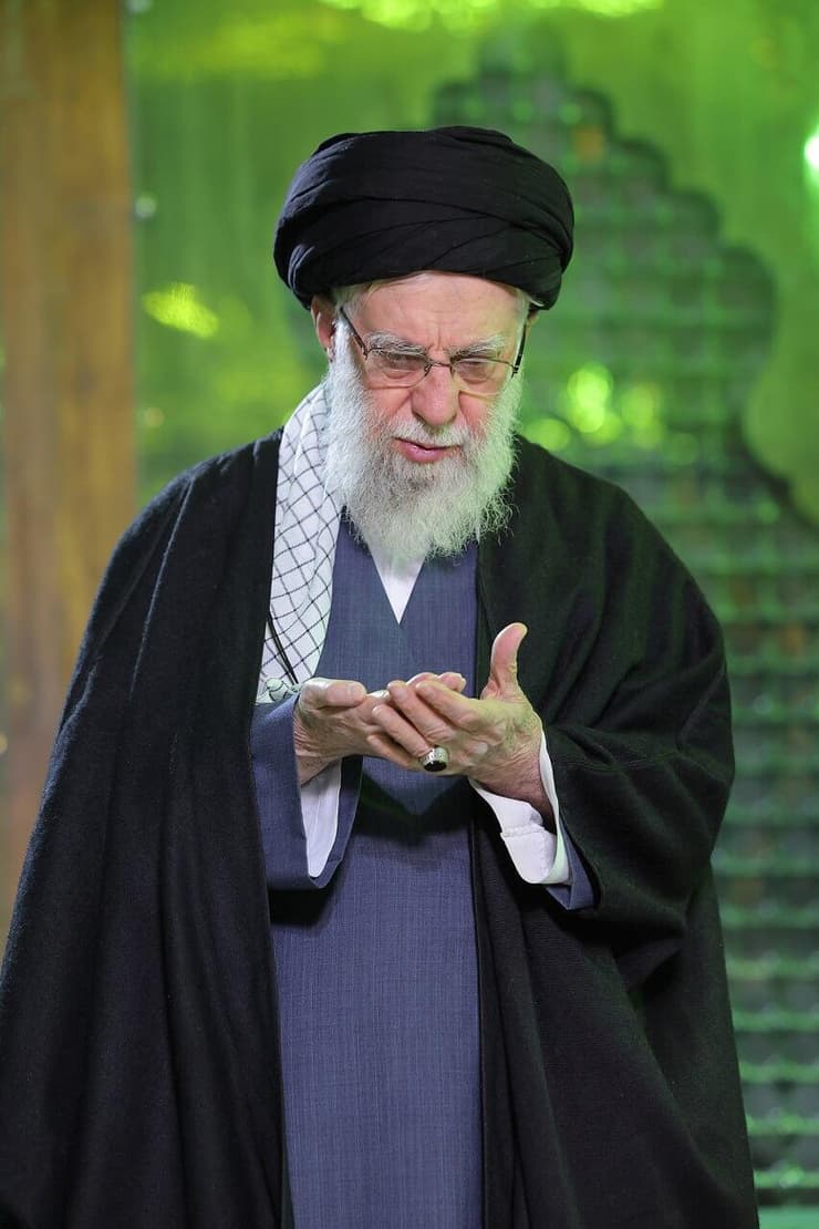  דיווח בתסנים האיראנית, מנהיגה העליון של איראן עלי חמינאי הגיע היום להתפלל בקברו של חומייני, מנהיג המהפכה