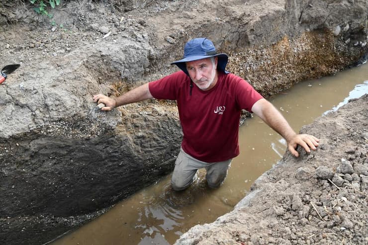 פרופ' גונן שרון בחפירות (תמונה באדיבות פרופ' גונן שרון) פרופ' גונן שרון בחפירות