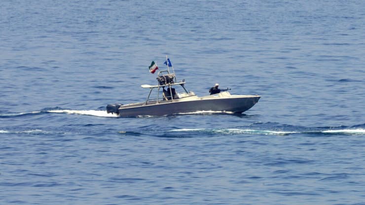 סירה מהירה של משמרות המהפכה במצר הורמוז, 2023 (צילום: AP Photo/Jon Gambrell) סירה מהירה של משמרות המהפכה של איראן ב מפרץ הורמוז ארכיון 2023