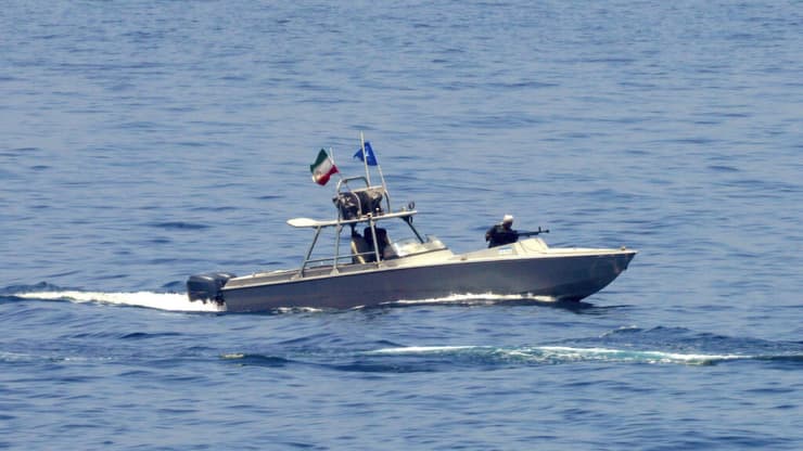 סירה של משמרות המהפכה במפרץ הורמוז, ארכיון (צילום: AP Photo/Jon Gambrell) סירה מהירה של משמרות המהפכה של איראן ב מפרץ הורמוז ארכיון 2023