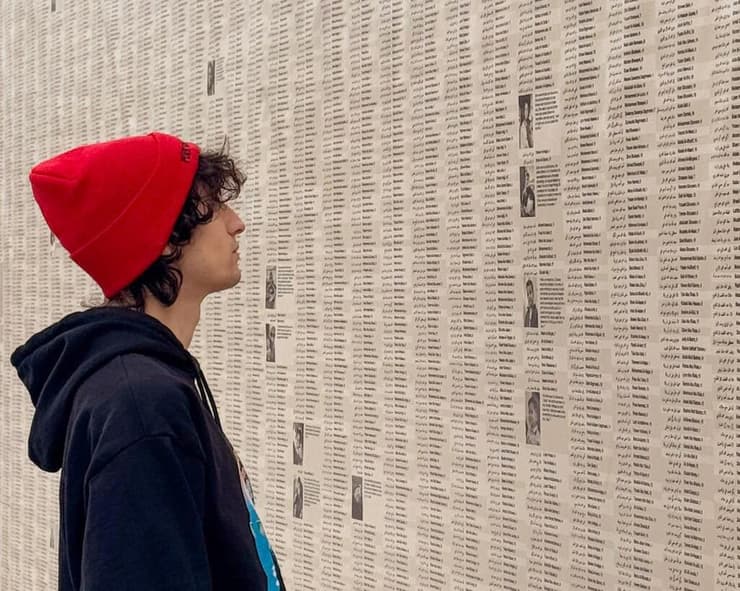 המייצג "קיר הדמעות" של  פיל ביולר בברוקלין