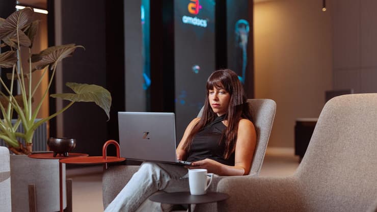 עובדת באמדוקס