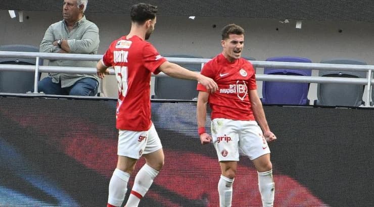 רוי קורין חוגג