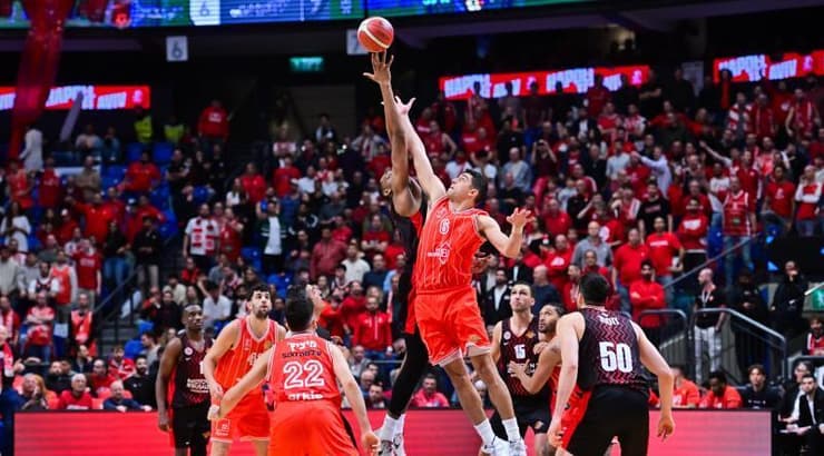 איתי שגב ואוסטין וויילי קופצים לכדור הפתיחה