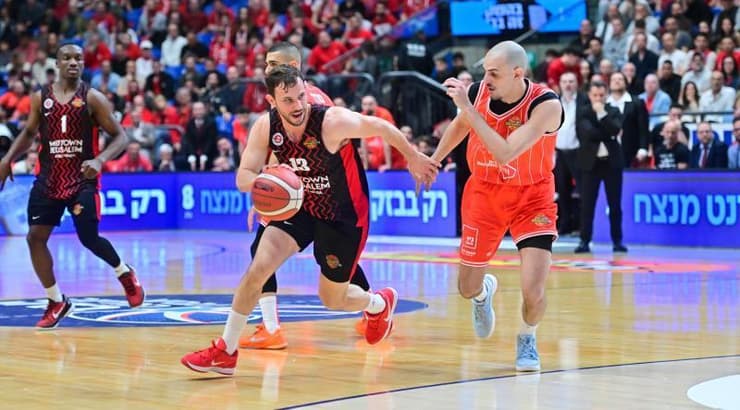 רועי הובר בפעולה