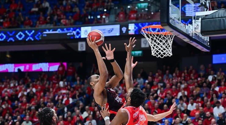 אוסטין וויילי עולה לסל