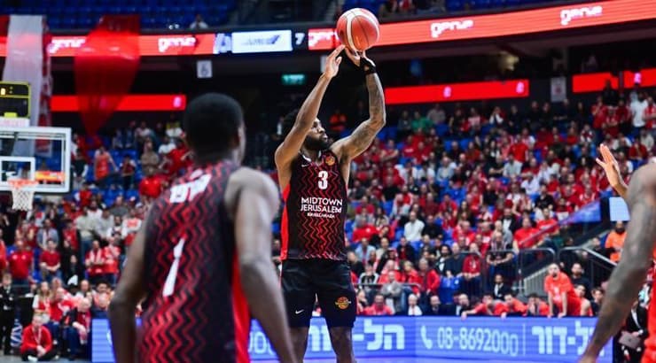 קאדין קרינגטון זורק