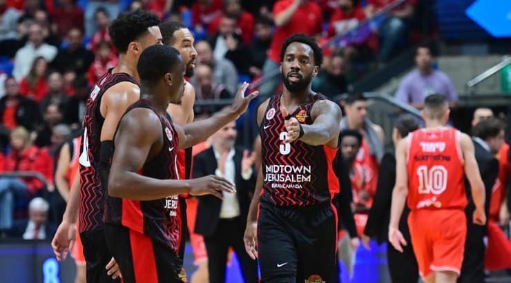 שחקני הפועל ירושלים שמחים