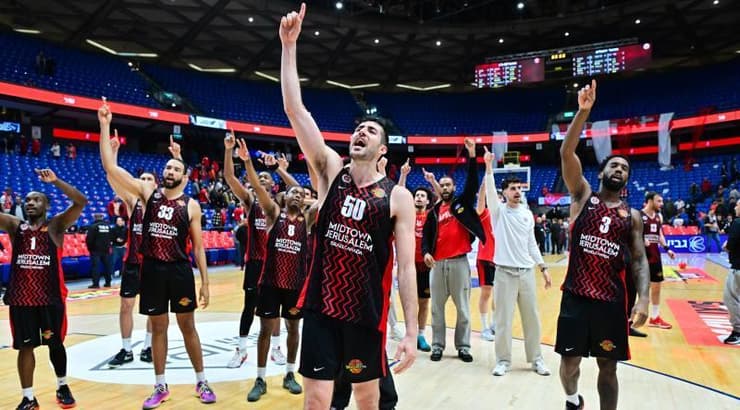 שחקני הפועל ירושלים חוגגים עם הקהל