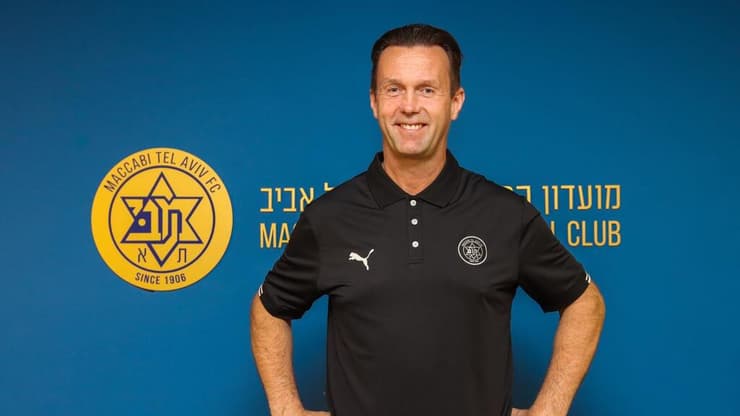 "ההצלחה מגיעה עם עבודה קשה". דיילה במעמד החתימה (צילום: מכבי ת"א) רוני דיילה